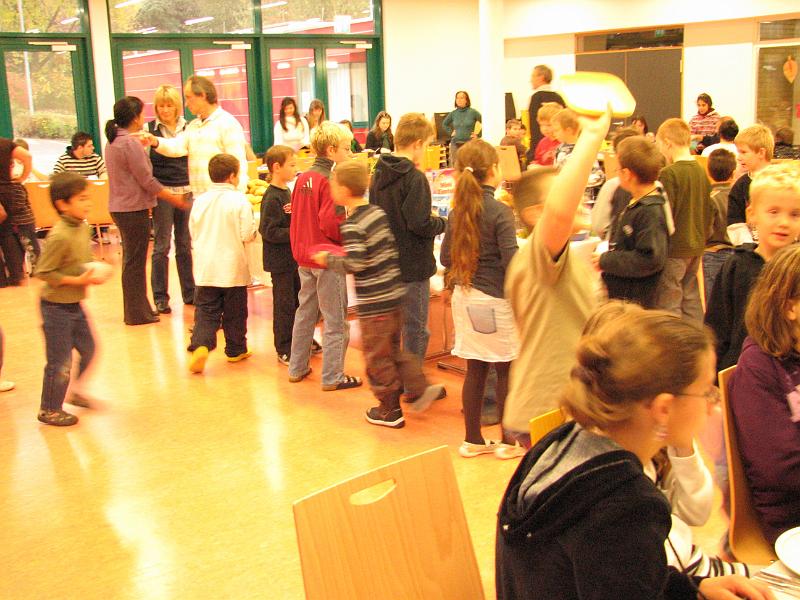 IMG_8750.JPG - Endlich - das Buffet ist eröffnet!