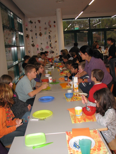 IMG_8763.JPG - Immer gemeinsam an einem Tisch - Kleine und Große.