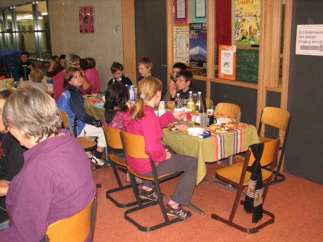IMG_8786.JPG - Die Mittelstufe frühstückt gemeinsam im Verbindungsgang.