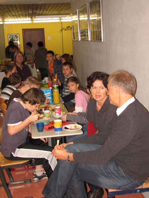 IMG_8793.JPG - Die Mittelstufe frühstückt gemeinsam im Verbindungsgang.
