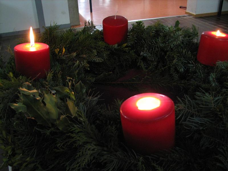 IMG_9040.JPG - Unser Adventskranz im Foyer.