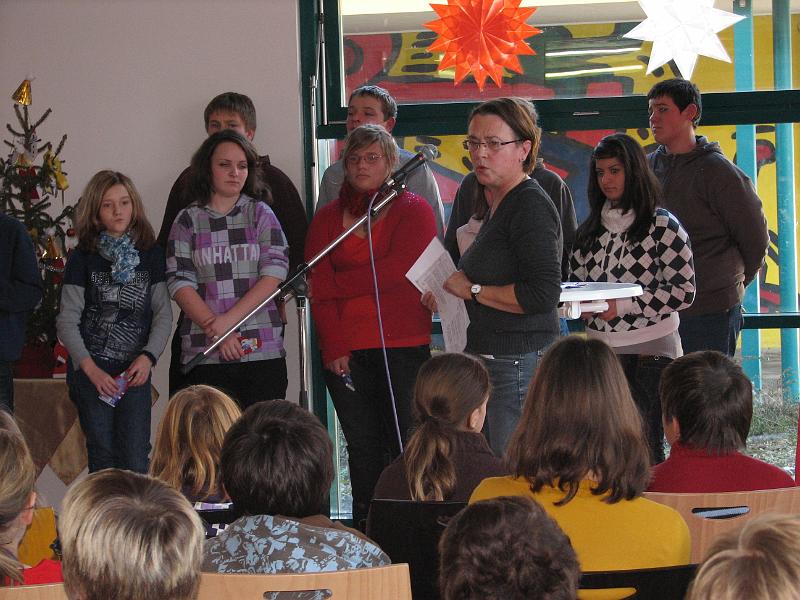 IMG_9161.JPG - Außerdem übergab Frau Haid den Schülern, die bei der Gestaltung eines Nachmittags im Altenzentrum mitgeholfen haben, ein von Stadträtin Stiedl ausgestelltes Zertifikat.