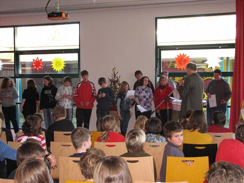 IMG_9163.JPG - Allle Schüler erhielten für ihren Einsatz jahreszeitgemäß einen Schokoladennikolaus.