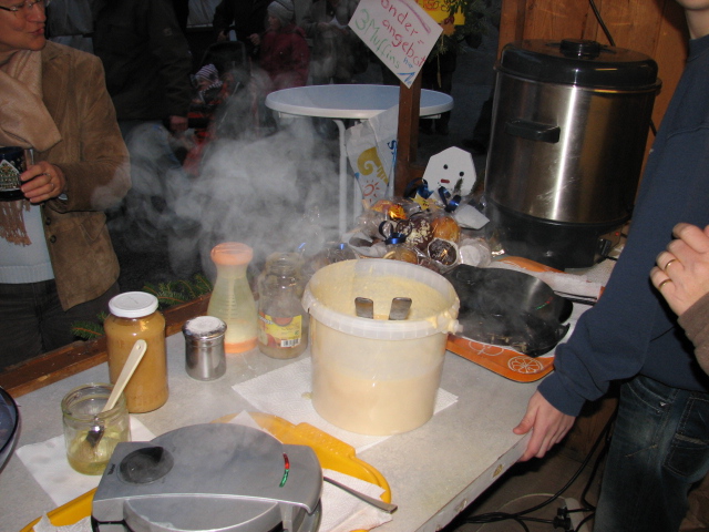 IMG_8877.JPG - Das gehört einfach dazu: dampfende Waffeleisen, wo leckere, knusprige Waffeln gebacken werden und der Punschkessel - die von der SMV betreute "Abteilung" Waffelverkauf.