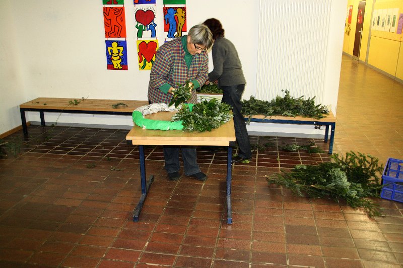 IMG_7451.JPG - Der große Adventskranz für das Foyer der Gutenberg-Schule ...