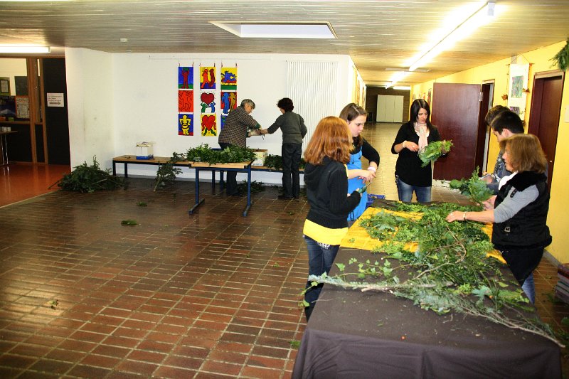IMG_7456.JPG - Schüler der Oberstufe und ihre Lehrerinnen schmücken das Foyer der Schule vorweihnachtlich.