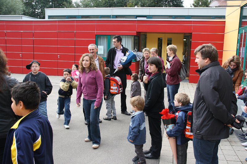 IMG_6826.JPG - Erstes Begegnen und Kennenlernen im Schulhof.