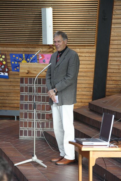 IMG_6849.JPG - Nach der ersten Begrüßung in der Schule begrüßt auch Herr Köhler die Erstklässler, ihre Familien und alle Gäste in der Kirche.