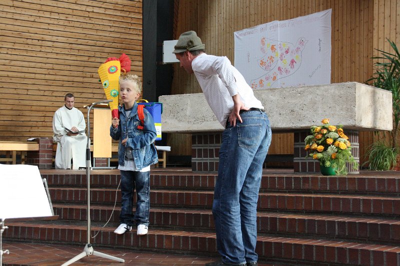 IMG_6856.JPG - In einem szenischen Spiel erfahren die Erstkläsler einiges über die Schule früher und heute.