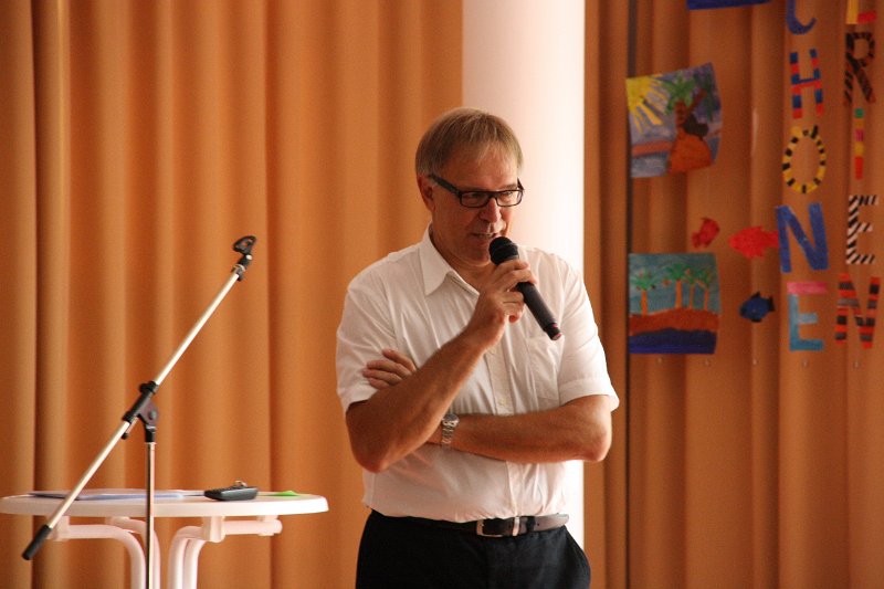 IMG_0715.JPG - Herr Köhler begrüßt alle Lehrer, die Mitarbeiter an der Gutenberg-Schule und alle Schüler.