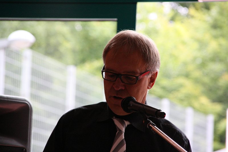 IMG_0513.JPG - Formaler Abschluss der Schulzeit: Übergabe der Zeugnisse und anderer wichtiger Dokumente, z.B. der  OUALI-Pass für den Einsatz als Küchenhelfer.