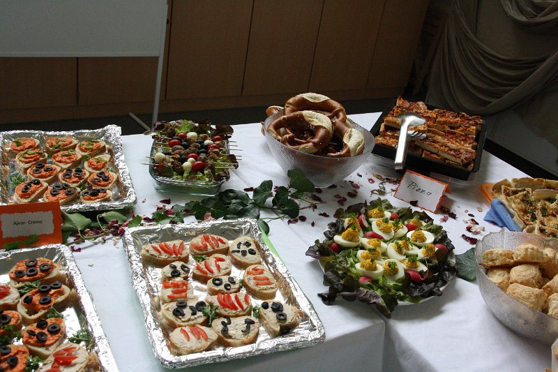 IMG_0651.JPG - Einladung zuzm Buffet - danke für die vielen leckeren Sachen an die Hauswirtschaft und die Eltern!