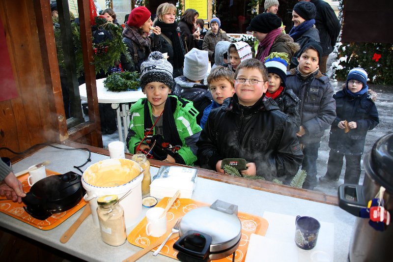 IMG_7513.JPG - Geduldiges Warten lohnt sich - die leckeren Waffeln fanden reisenden Absatz.