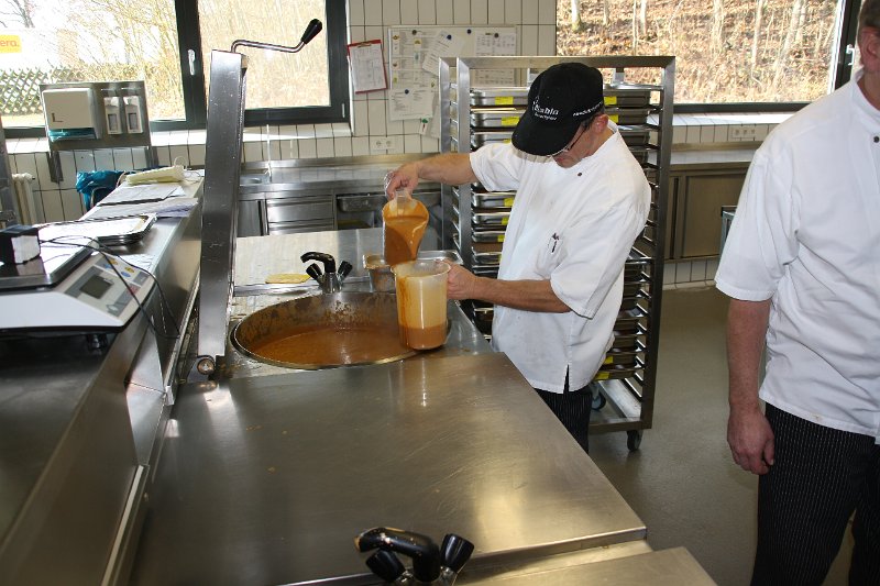 IMG_1741.JPG - Die Soße für das Essen (Putenspieße), welches in 4 Tagen in der Gutenberg-Schule ausgegeben wird, wird hier in die Transportwannen abgefüllt.