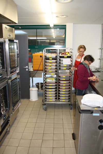 IMG_1789.JPG - Der Transportwagen steht in der Ausgabeküche und das Essen für den Dienstag wird ausgeladen.
