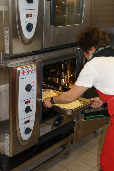 IMG_1799.JPG - Wenn alles überprüft ist, werden die Dampfgarer bestückt. In solchen Hochleistungsöfen wird das Essen fertig gekocht.
