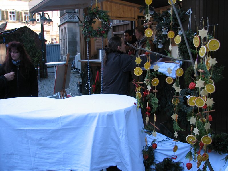 IMG_0061.JPG - Der Stand der Gutenberg-Schule wird in das rechte Licht gerückt - alle Produkte werden sorgsam dekoriert und präsentiert.