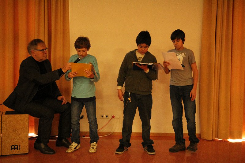 IMG_0515.JPG - Die Klasse 6 trug eine Geschichte vor, in der es um Menschen ging, die keine gesellschaftliche Anerkennung erfahren