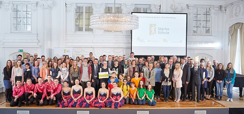 Gruppenbild.jpg - ... mit allen plazierten Schulen und der Tanzgruppe aus Breisach