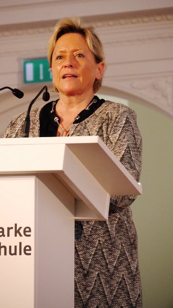 P1060315.JPG - Frau Ministerin Dr. Eisenmann eröffnet ganz offiziell die Veranstaltung der Preisverleihung für die Schulen Baden-Württembergs