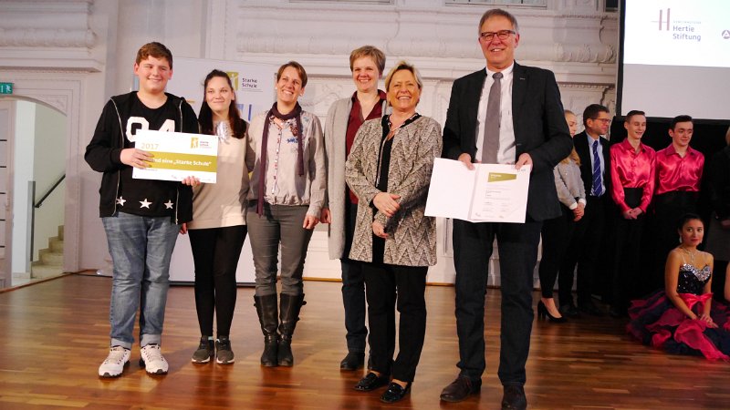 P1060394.JPG - Die Delegation der Gutenberg-Schule zum Gruppenbild mit der Kultusminsterin Frau Dr. Eisenmann