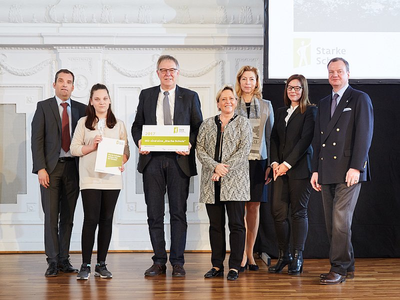 offizielles Bild Preisverleihung.jpg - Der große Moment: Überreichung der Urkunde und der Plakette als die fünft bestplaziert Schule in Baden-Württemberg
