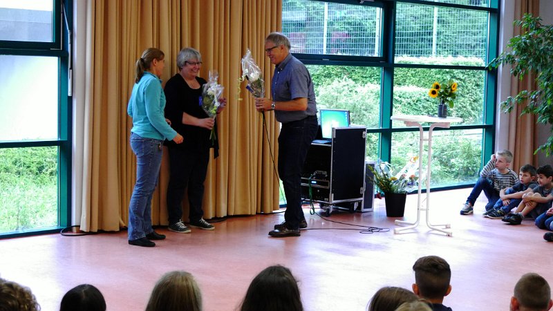 P1090202.JPG - Dank den Ausbilderinnen der Streitschlichter