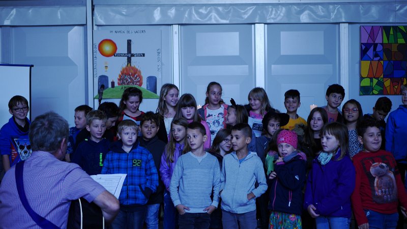 P1090876.JPG - Die Kinder der Grundstufe und der Klasse 5 begrüßen die neuen Mitschüler mit einem Lied.